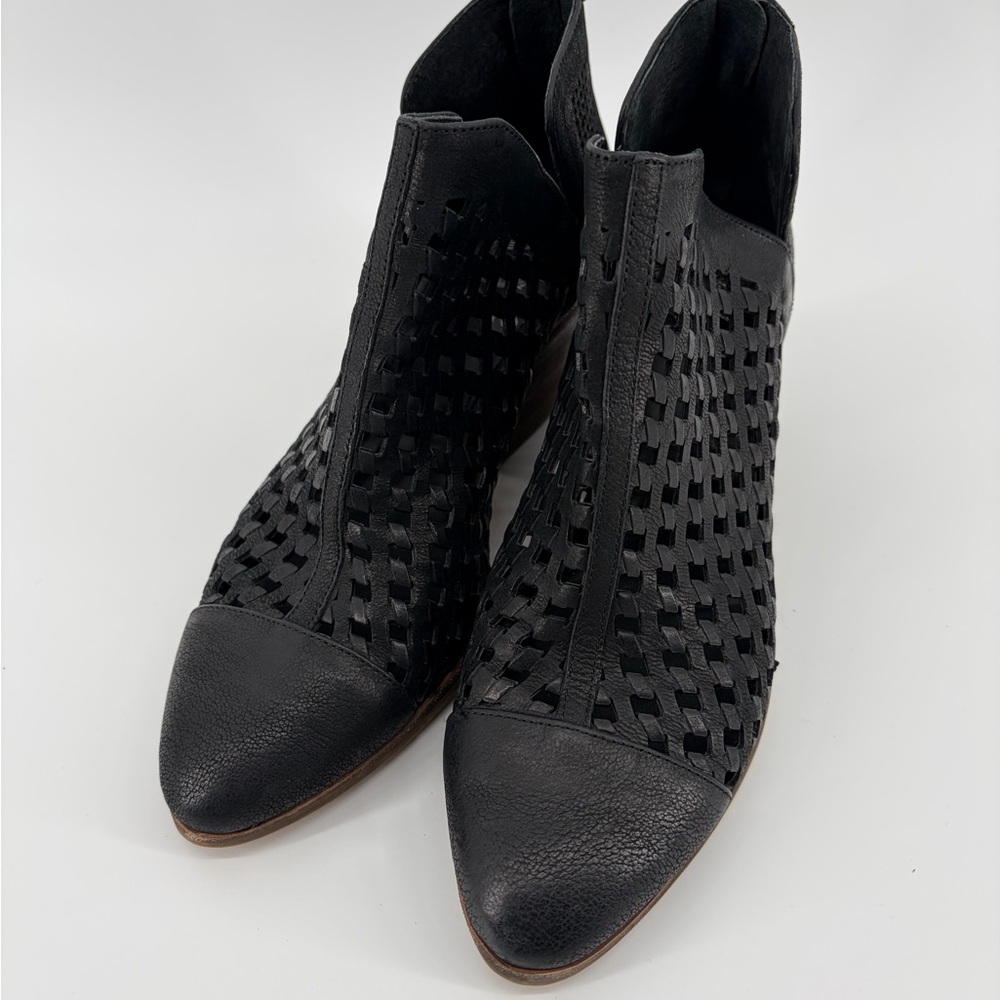 Vince Camuto Neeja Perforated Black Leather Ankle Booties Size 7M Western, NWOT‎